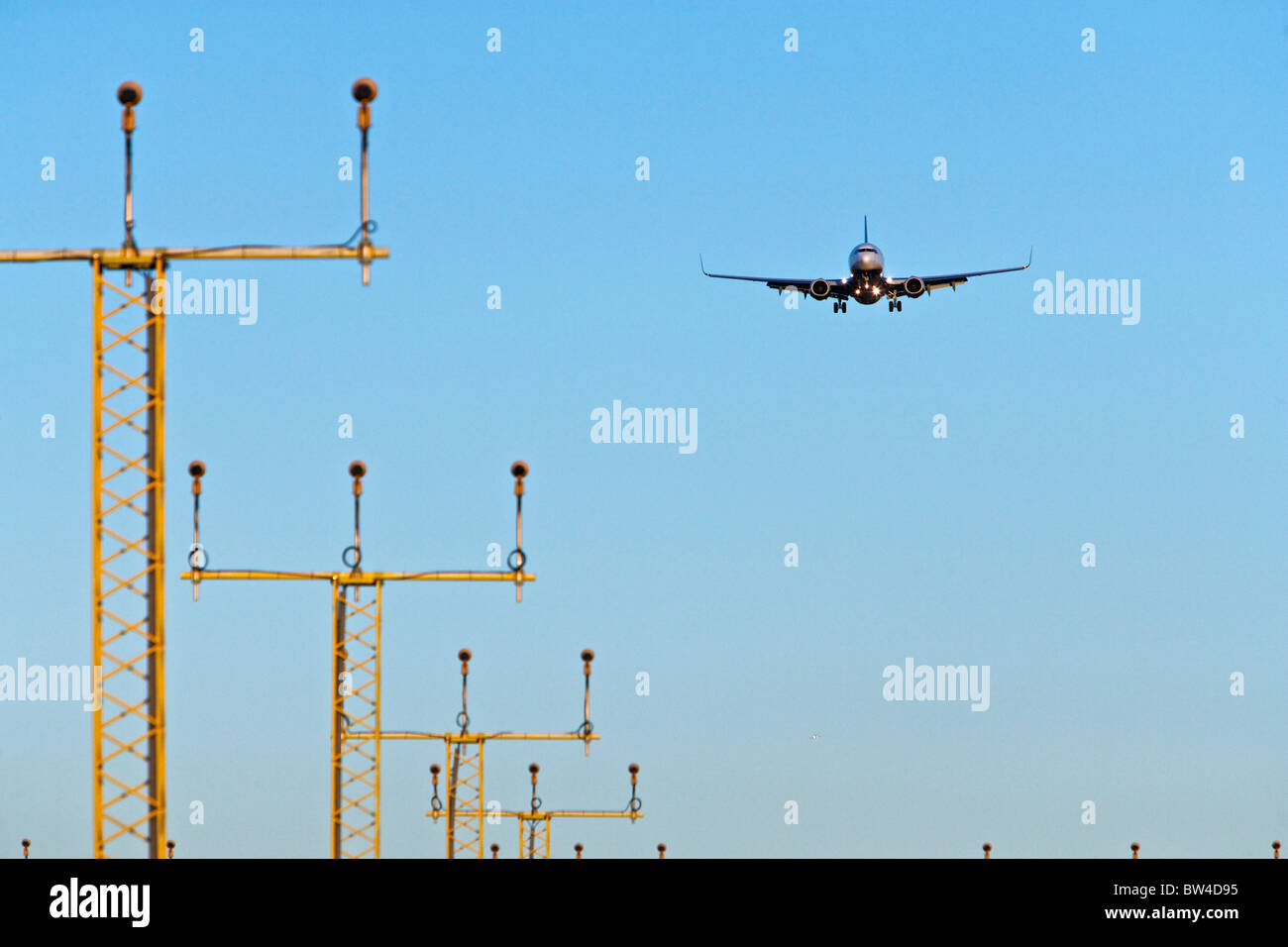 Ein Flugzeug nähert sich Landescheinwerfer Flughafen Edinburgh Stockfoto