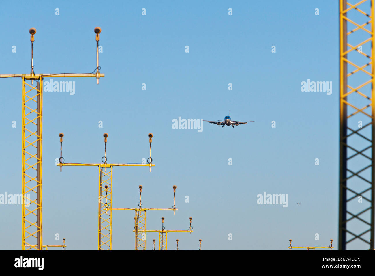 Ein Flugzeug nähert sich Landescheinwerfer Flughafen Edinburgh Stockfoto