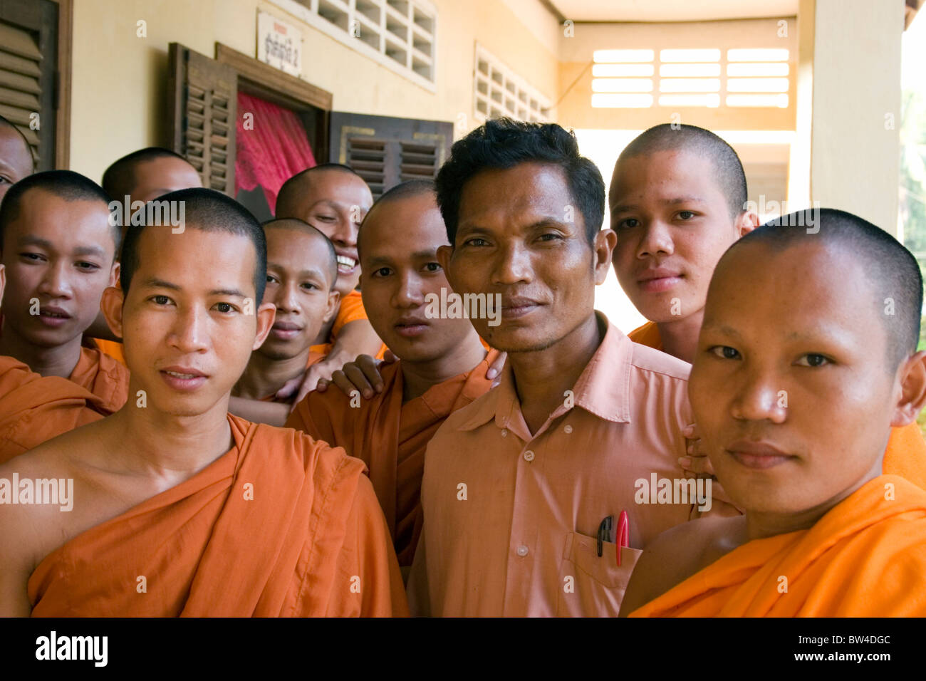 Eine Gruppe von buddhistischen Mönchen posieren für ein Porträt mit ihrem Lehrer im Wat Bangkok in Kampong Cham, Kambodscha. Stockfoto