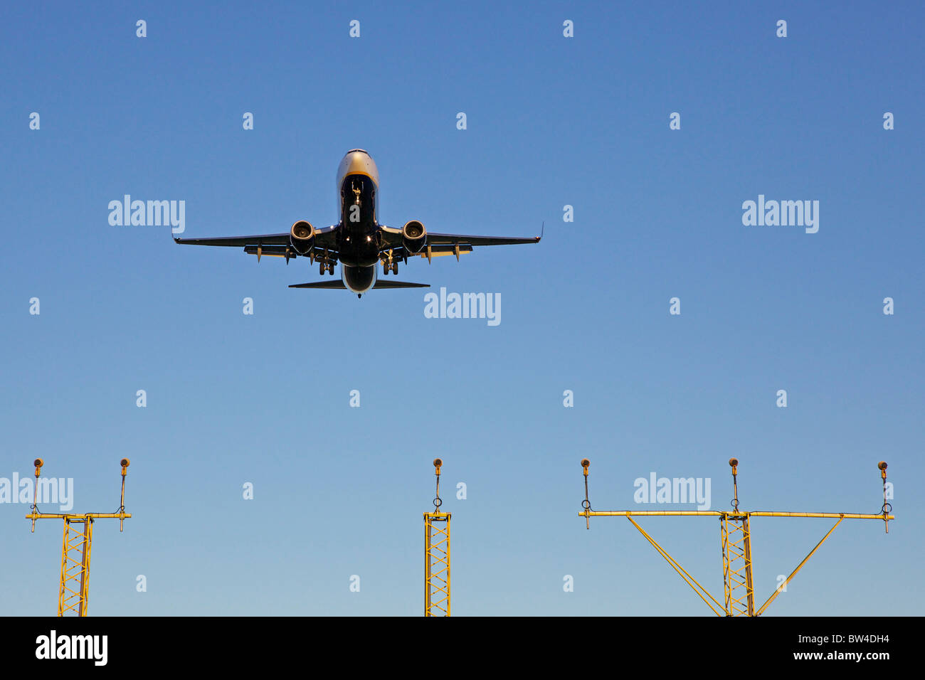 Ein Flugzeug fliegt über Landescheinwerfer Flughafen Edinburgh Stockfoto