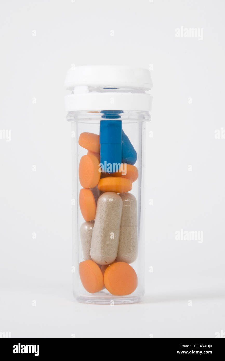 blau, orange und braun Pillen in einer Flasche Stockfoto