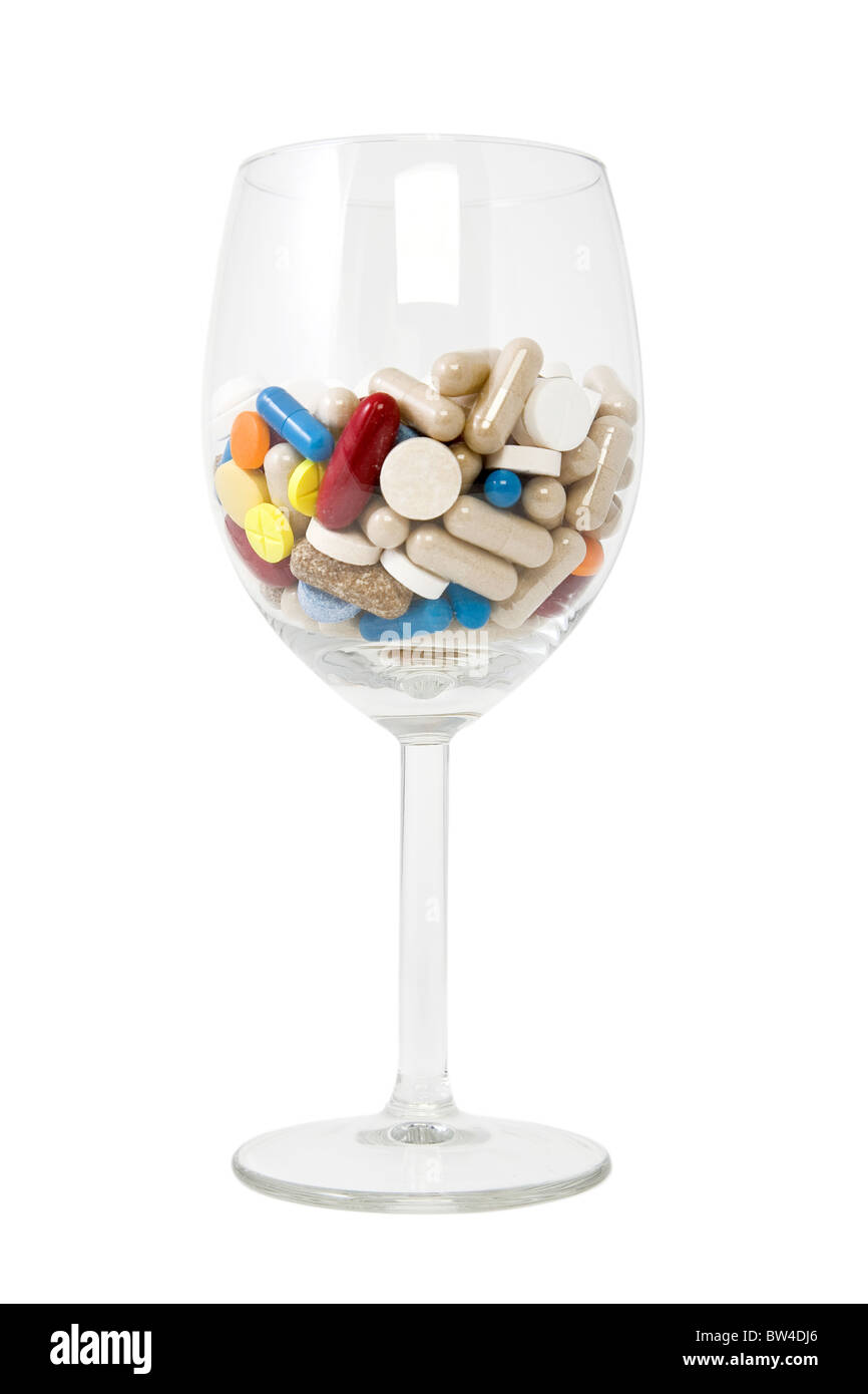 Vorderansicht von einem Glas bunte Tabletten und Kapseln, cocktail Vitamine Stockfoto