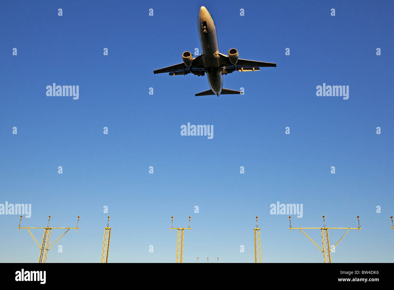 Ein Flugzeug fliegt über Landescheinwerfer Flughafen Edinburgh Stockfoto