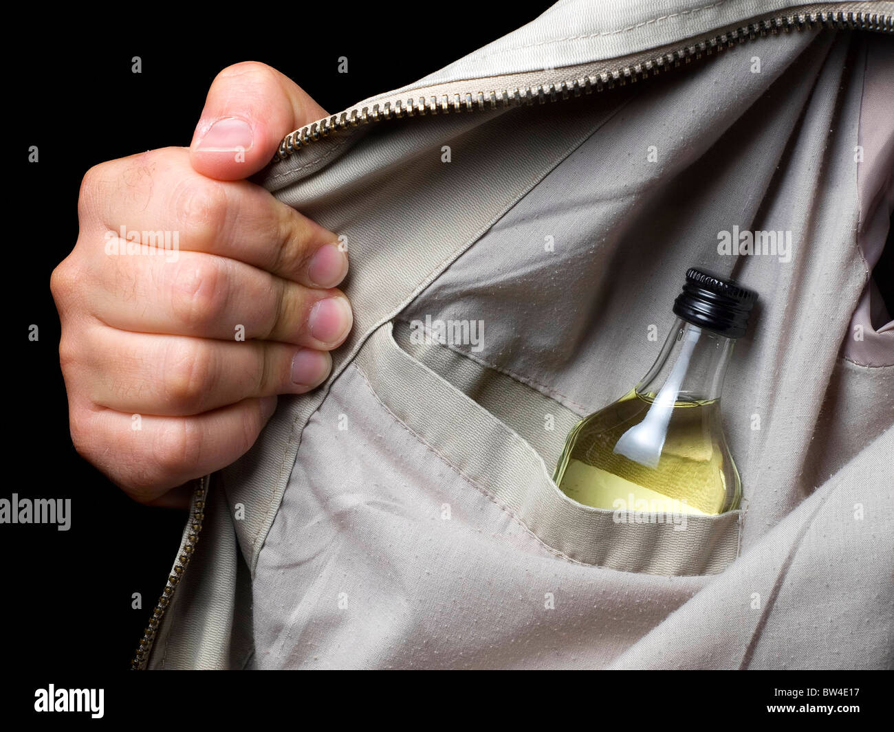 Blick auf Alkohol in das Trunkenbold Tasche... Stockfoto
