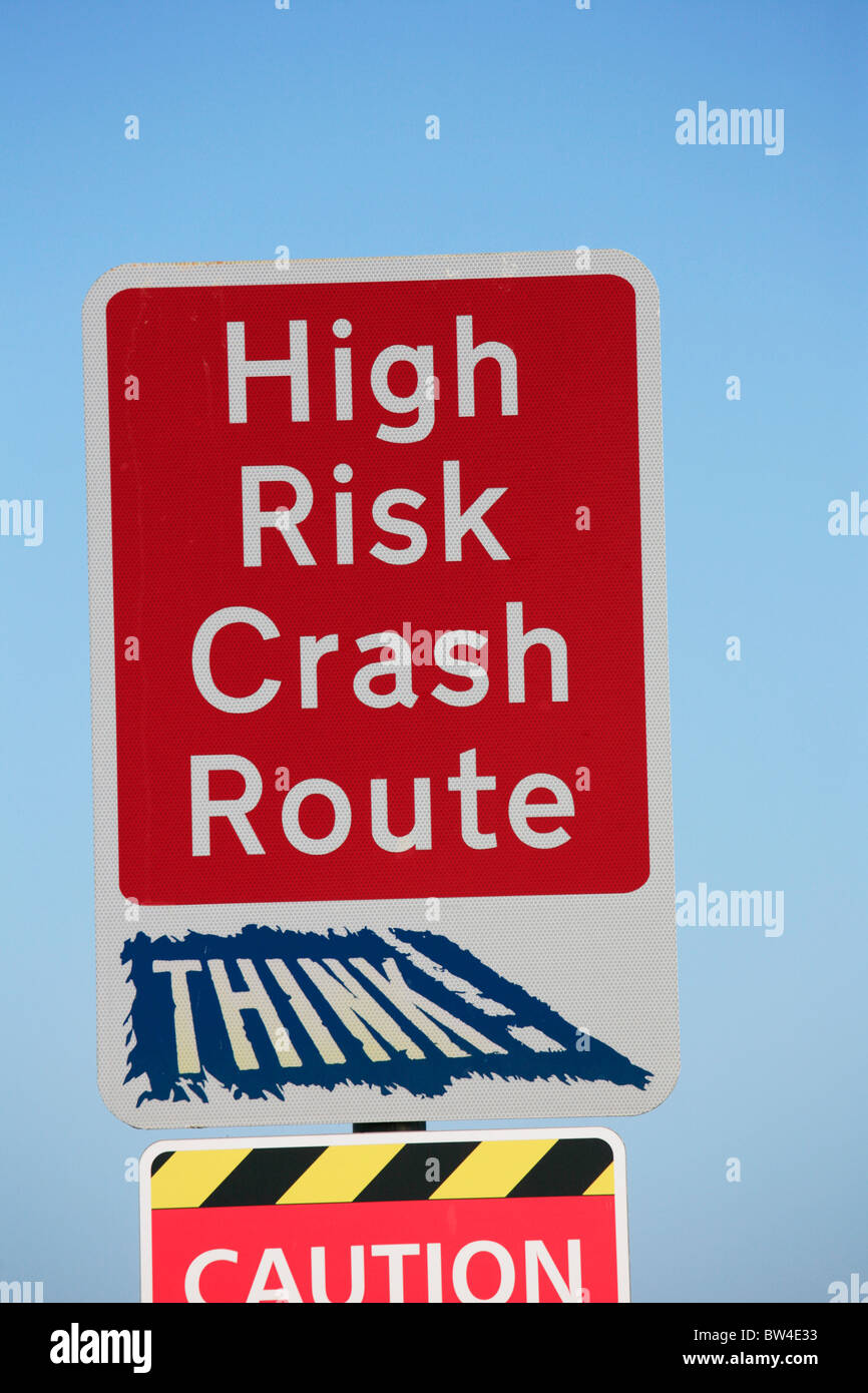 Schilder Warnung hohes Risiko Crash Strecke auf der Landstraße Fosse Way, Warwickshire Stockfoto