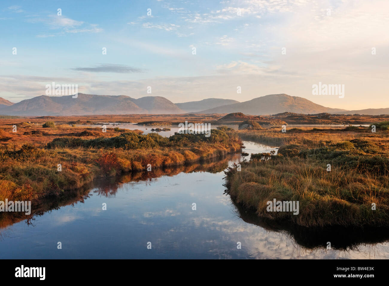 Die Maumturk Mountains und der Invermore River, Connemara, County Galway, Connaught, Irland. Stockfoto