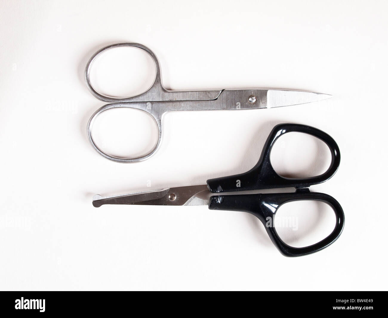 Zwei Paare der kleinen Nagelschere, mit stumpfen Enden für sicheren Nase, Ohr und Tierhaare trimmen Stockfoto