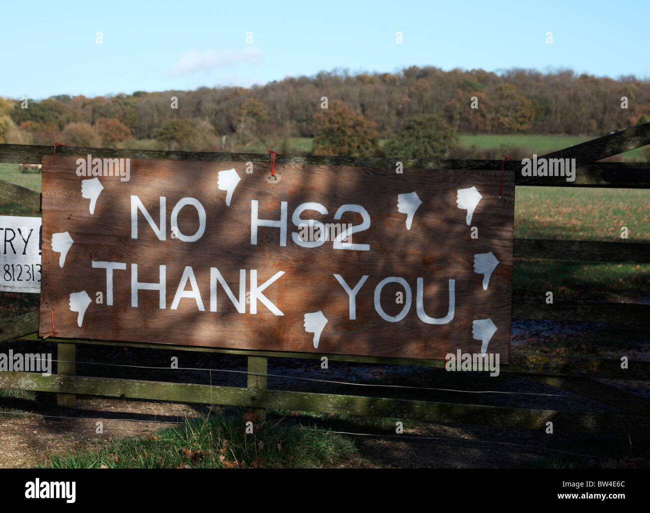 Nein, HS2 High Speed Train Line Protest Zeichen auf einer Straße, wo die Ziellinie überquert werden;  Warwickshire Stockfoto