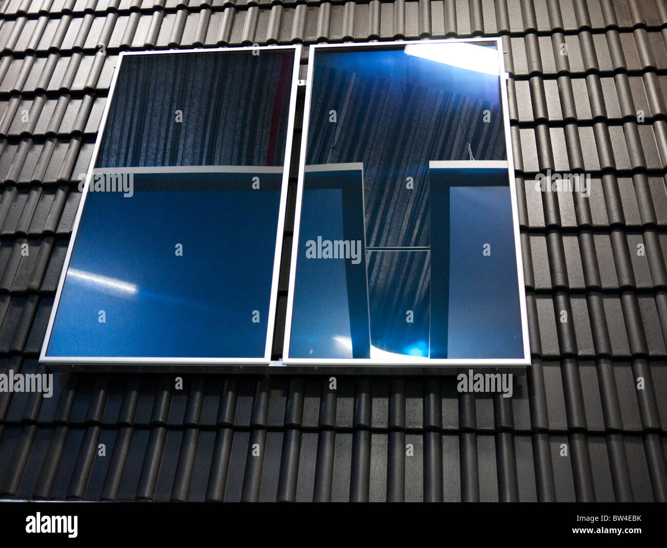 Schüco-Solar-Panels auf Ziegeldach Stockfoto