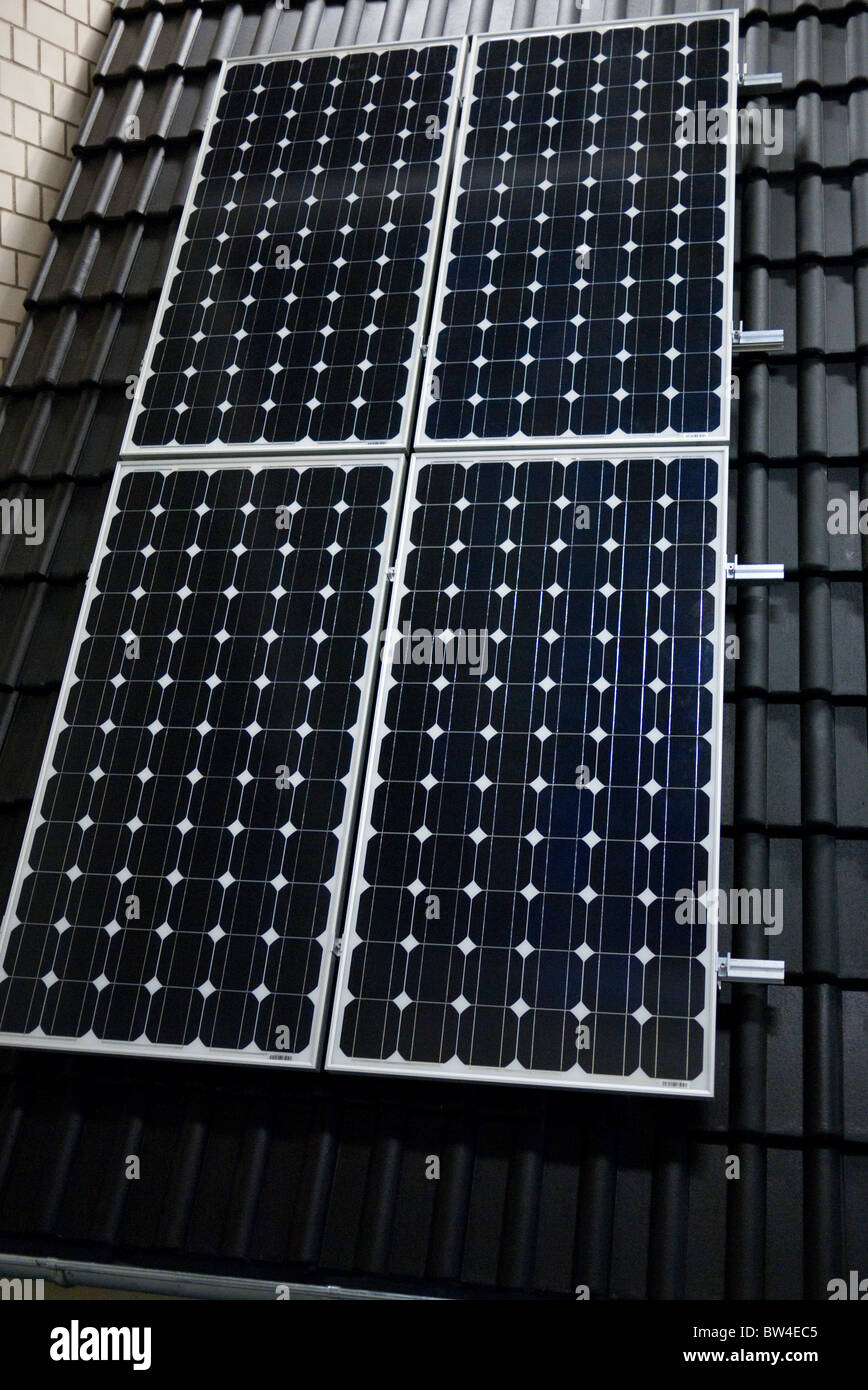Schüco-Solar-Panels auf Ziegeldach Stockfoto