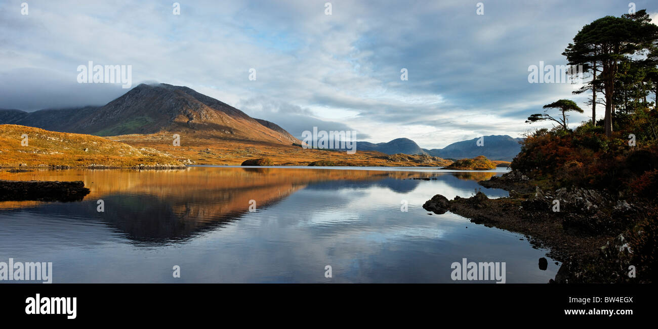 Derryclare Lough und Derryclare der zwölf Pins von Kanalbrücke, Connemara, County Galway, Connought, Irland betrachtet. Stockfoto
