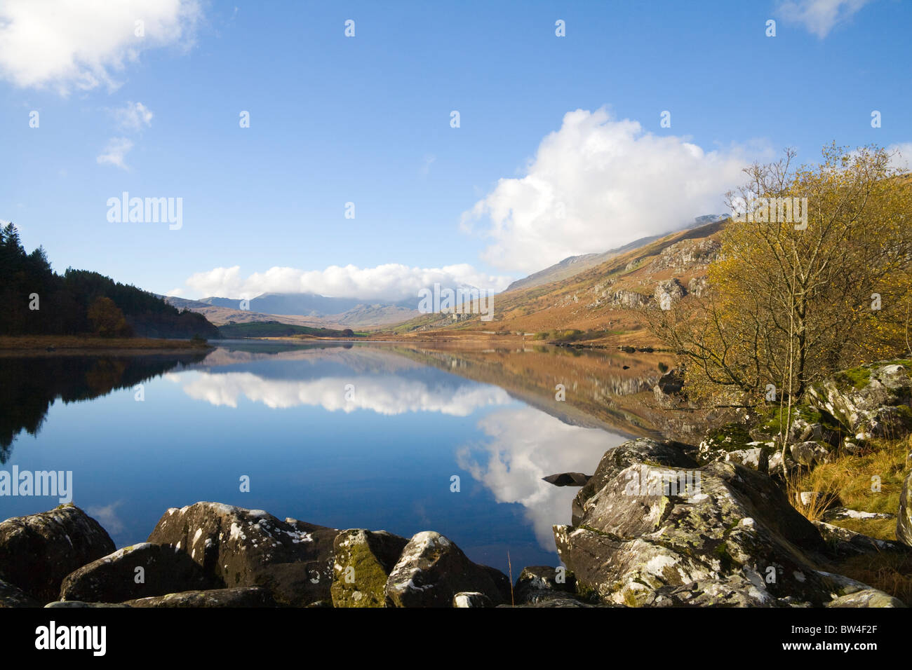 Capel Curig Conwy North Wales UK November Blick über Llynnau Mymbyr in Richtung des wolkenbedeckten Snowdon Yr Wyddfa Horseshoe Snowdonia National Park Stockfoto