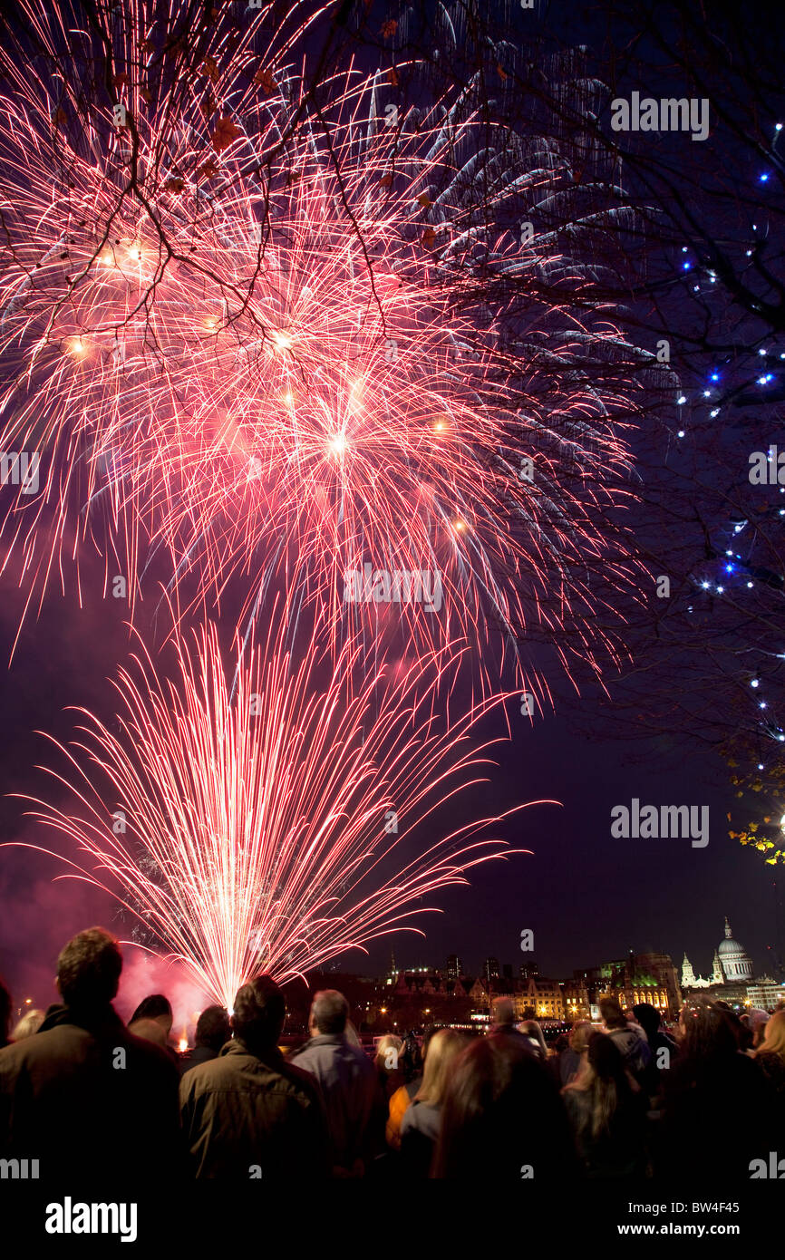 Menschen versammelten sich auf der Southbank, das Feuerwerk für den Lord Mayor Show in London zu sehen. Stockfoto