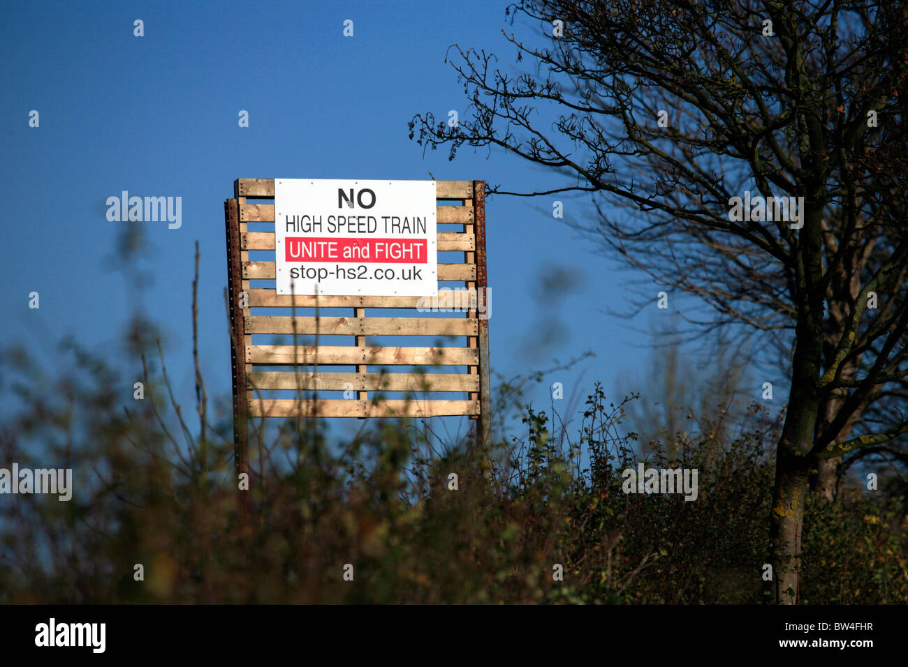 Nein, HS2 High Speed Train Line Protest Zeichen auf einer Straße, wo die Ziellinie überquert werden; Fosse Way, Warwickshire Stockfoto