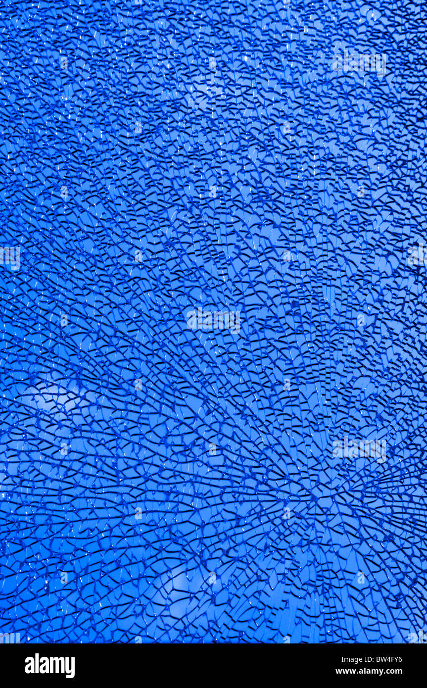 Nahaufnahme von zerbrochenem Glas Fenster Systemsteuerung als abstraktes Muster Hintergrundbild mit einem blauen filter Stockfoto