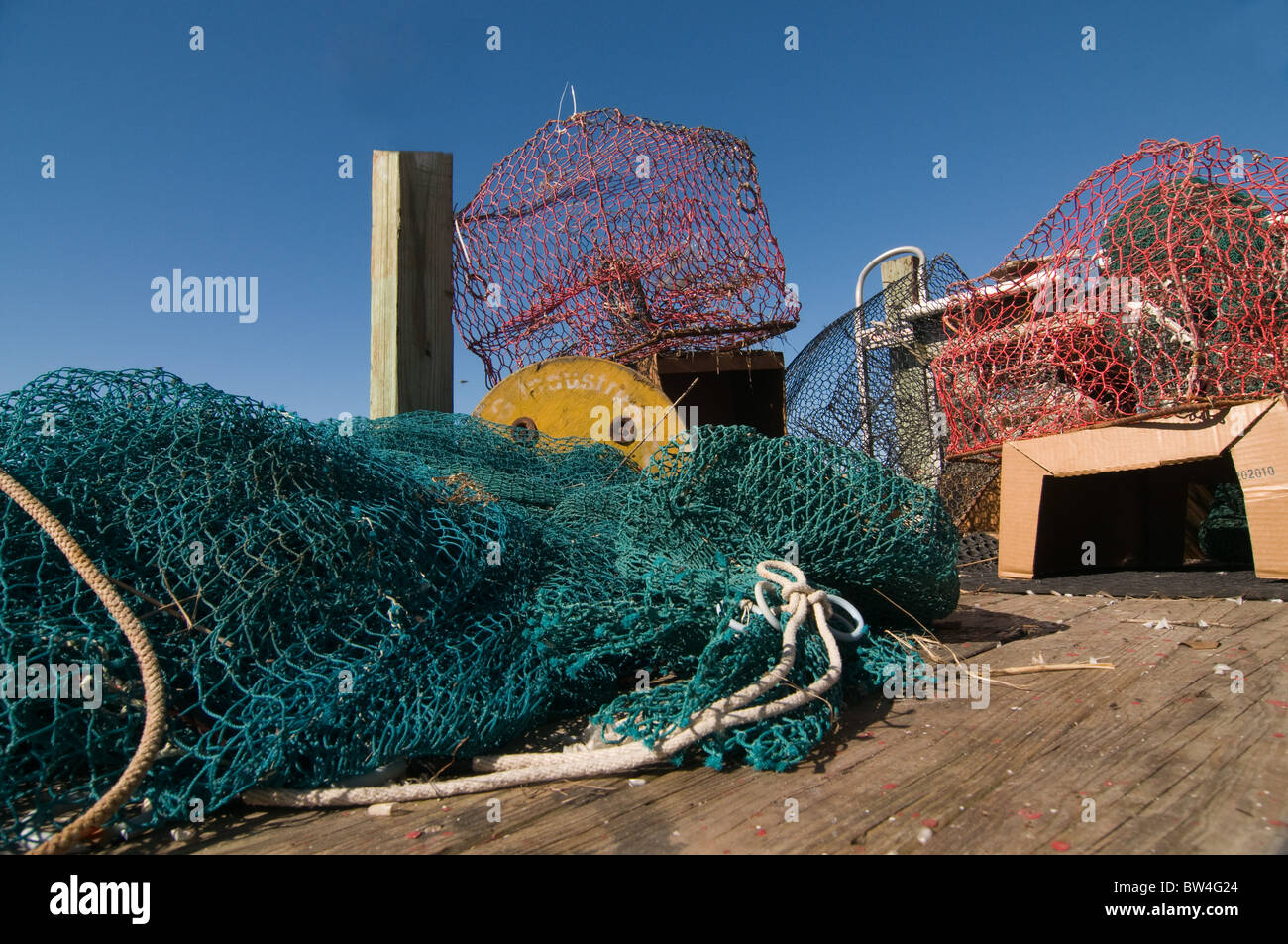 Krabben Sie-Töpfe und Fischernetz am Dock. North Carolina Stockfoto