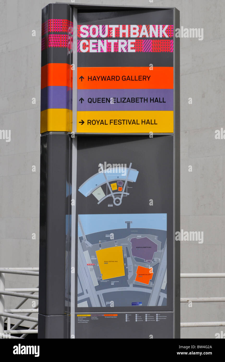 South Bank Centre farbkodierten Zeichen für die Hayward Gallery, Queen Elizabeth Hall und The Royal Festival Hall Stockfoto