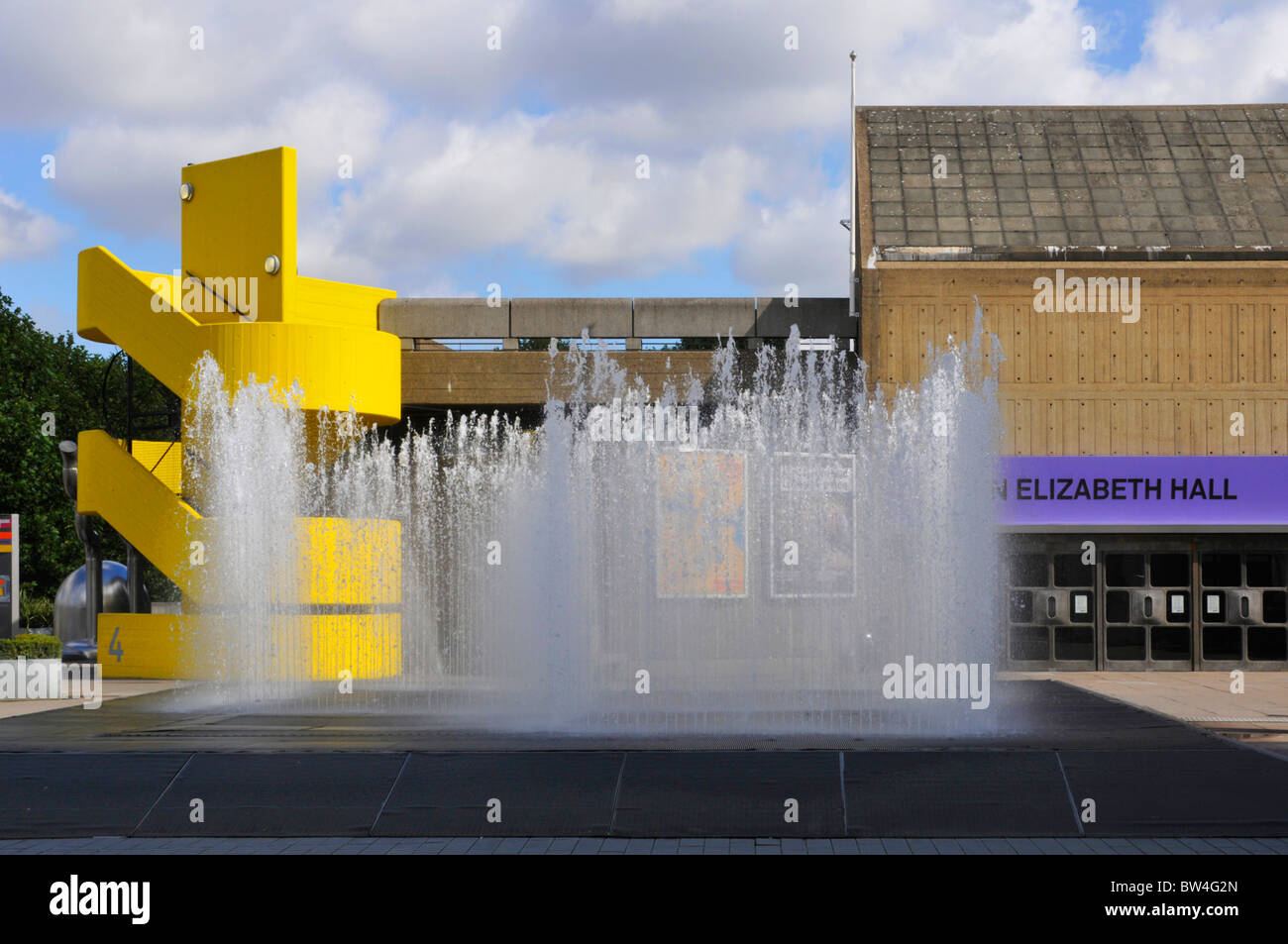 Southbank Centre erscheinen Zimmer boxed Brunnen Wasserspiel mit Queen Elizabeth Hall über Stockfoto