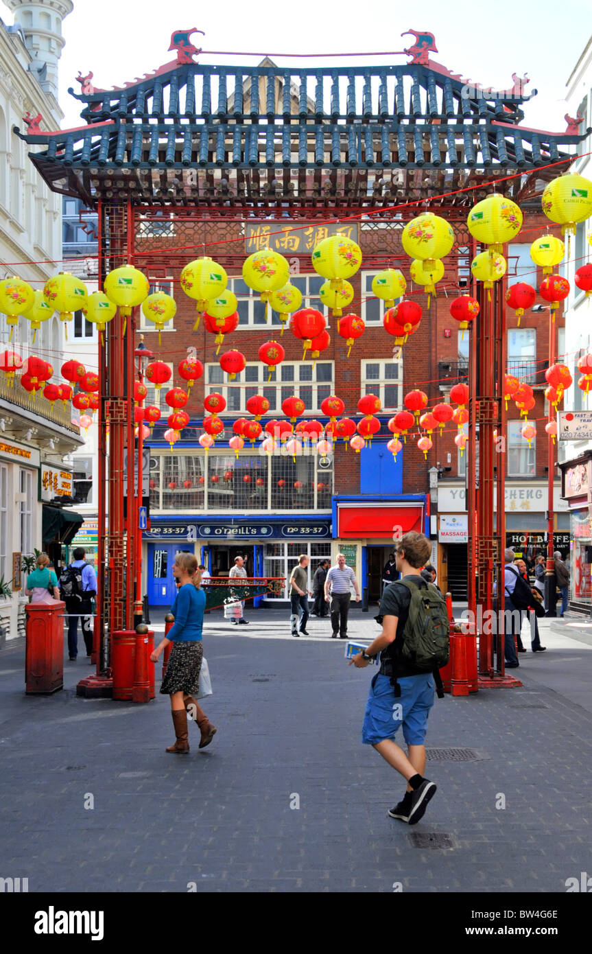 Chinesische Dekorationen & bunte Laternen rund um Chinatown Tor West End London Tourismus und Shopping-Szene in Gerrard Street China Town England GB Stockfoto