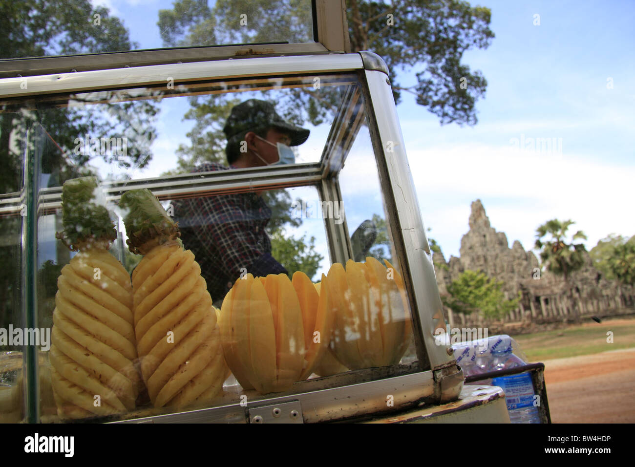 Ananas und Mango zum Verkauf vor der Bayon, Siem Reap, Kambodscha Stockfoto