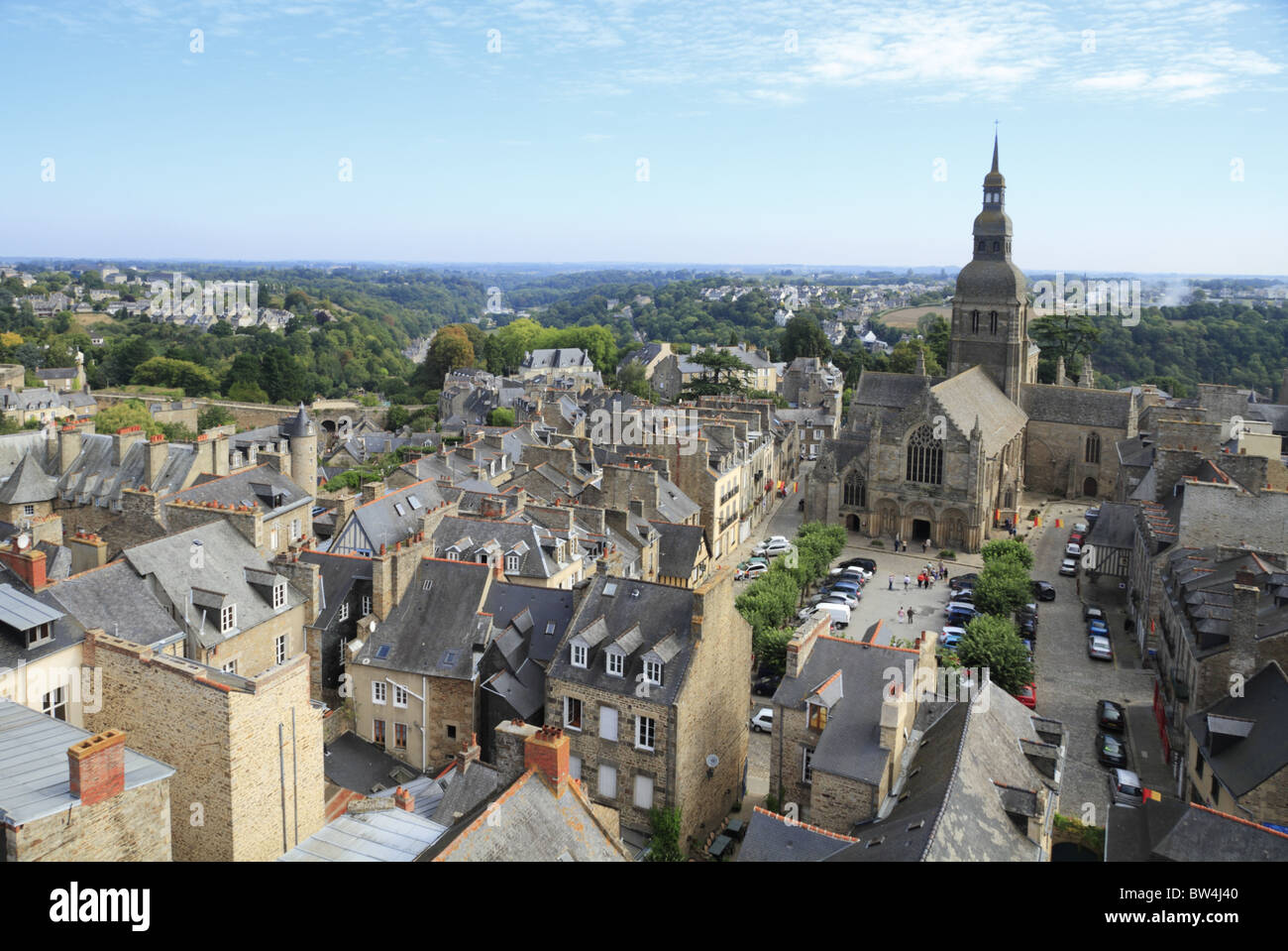 Der Blick von oben auf die Tour de l ' Horloge (Clock Tower) in der mittelalterlichen Stadt von Dinan, Bretagne, Frankreich. Stockfoto