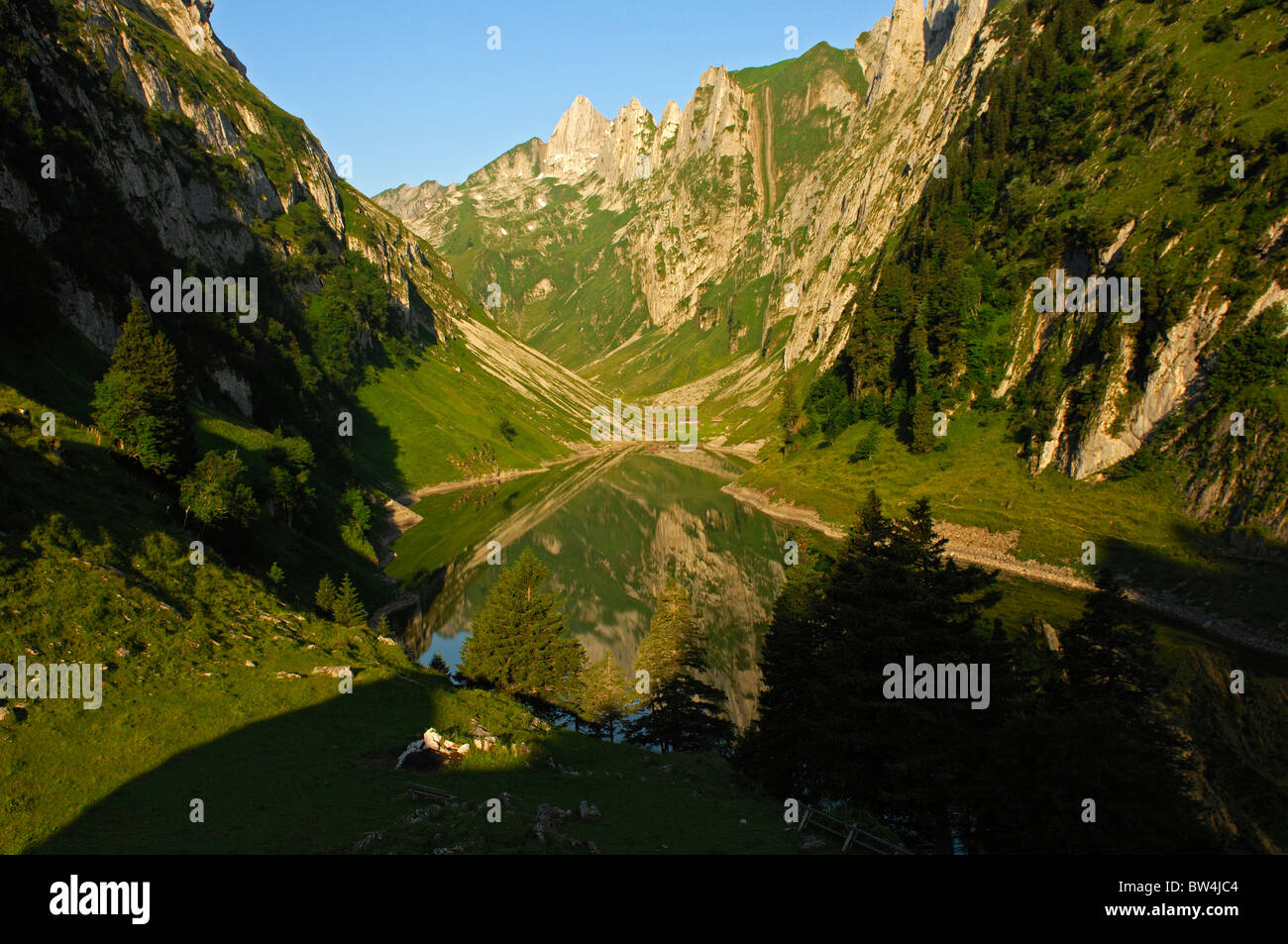 Licht und Schatten am See Faehlensee, Alpstein Bergkette, Kanton Appenzell Rhodes, Innerschweiz Stockfoto