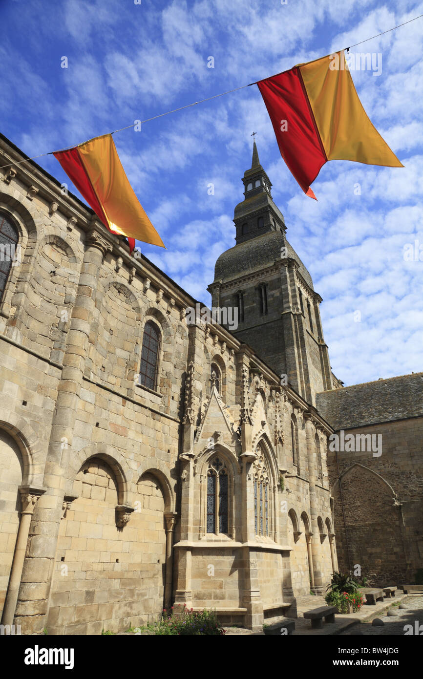 Die Kirche St. Sauveur in der schönen mittelalterlichen Stadt Dinan, Bretagne, Frankreich. Stockfoto