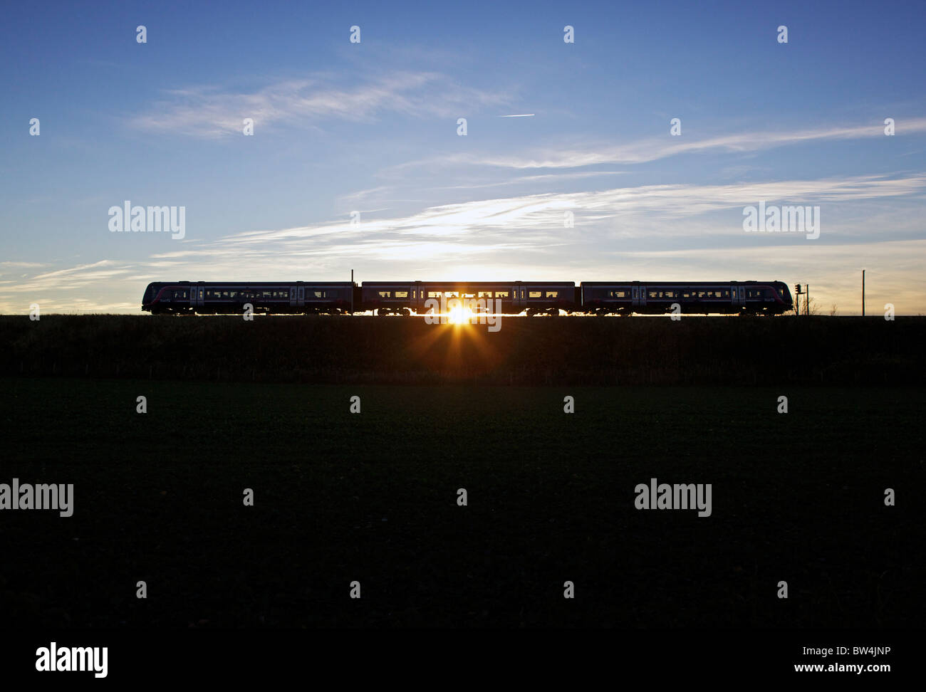 Eine s-Bahn in der Nähe von Edinburgh bei Sonnenuntergang Stockfoto