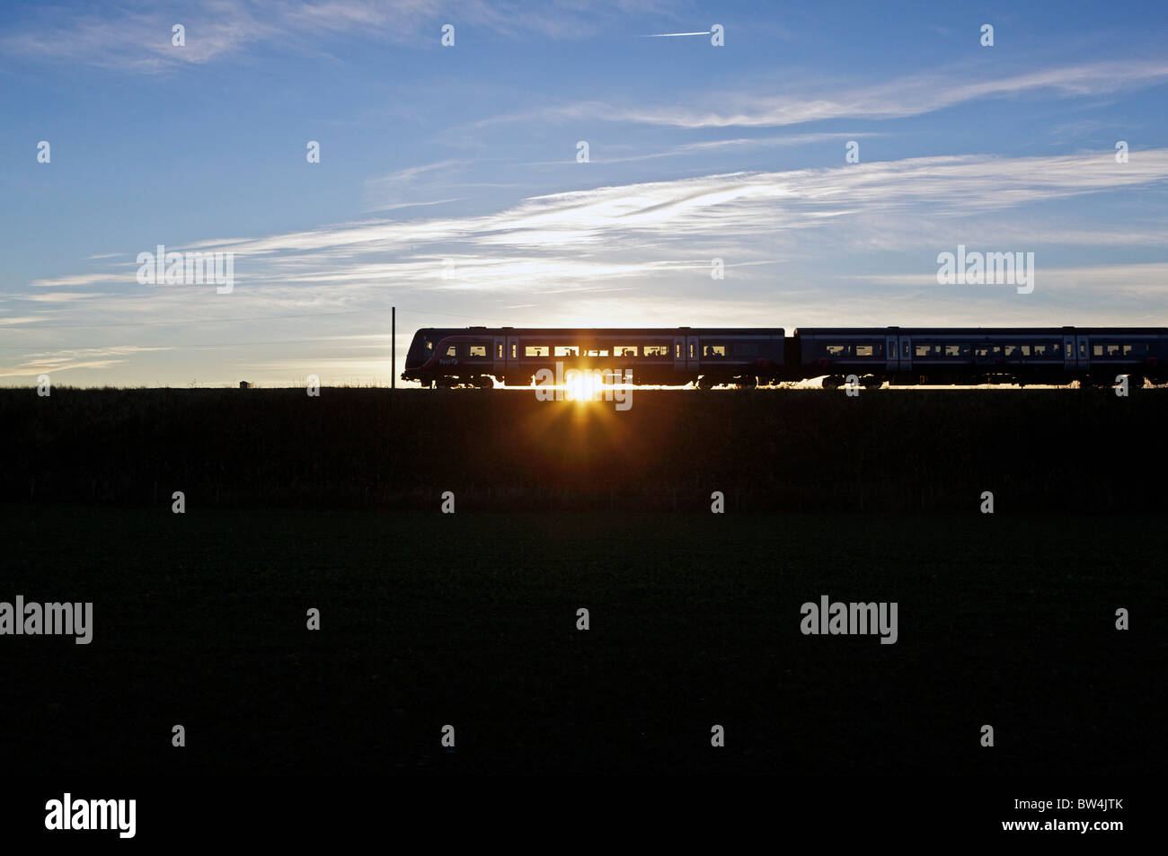 Eine s-Bahn in der Nähe von Edinburgh bei Sonnenuntergang Stockfoto