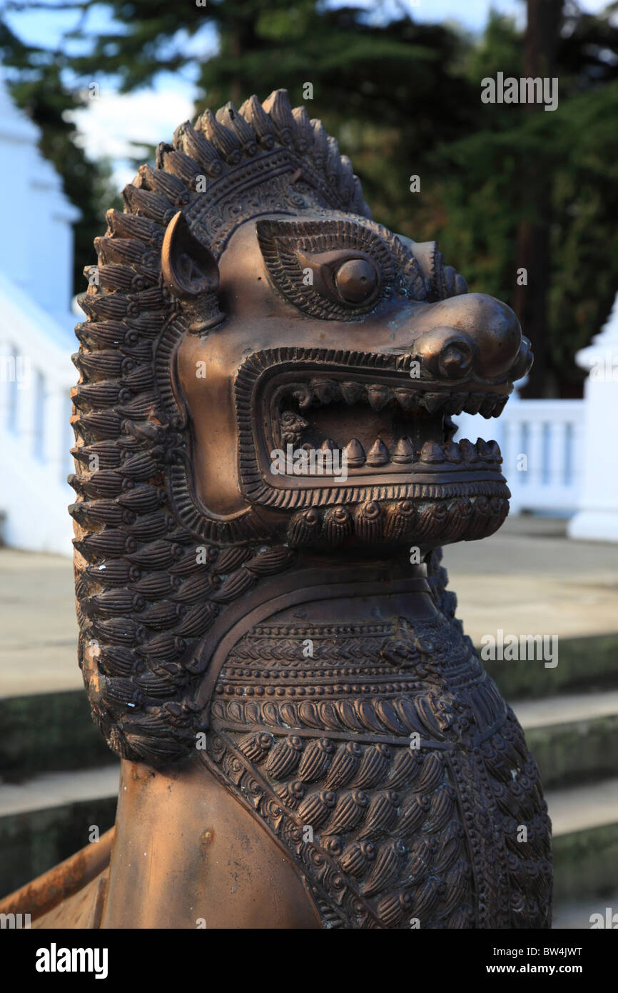 Statue in den Gärten der Buddhapadipa buddhistischen Tempel in Wimbledon Surrey England Stockfoto