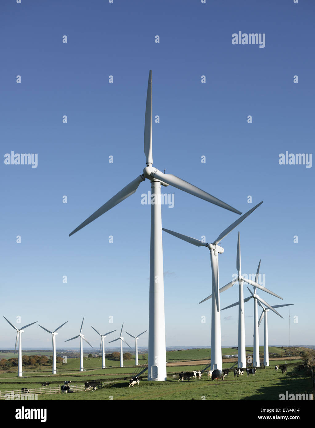 Windkraftanlagen in einem Windpark Stockfoto