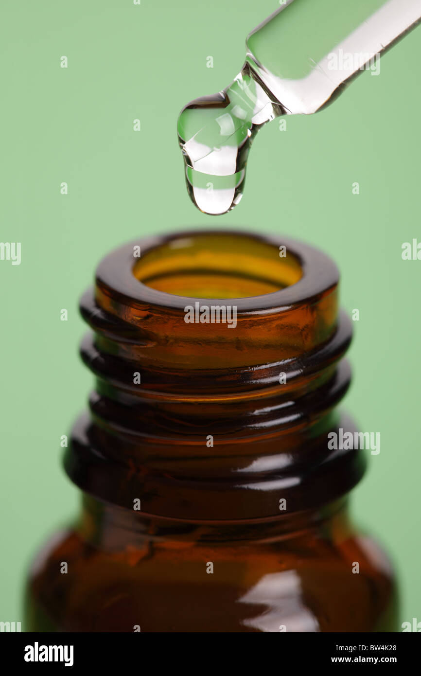 Pipette und Aromatherapie Essenz Ölflasche Stockfoto