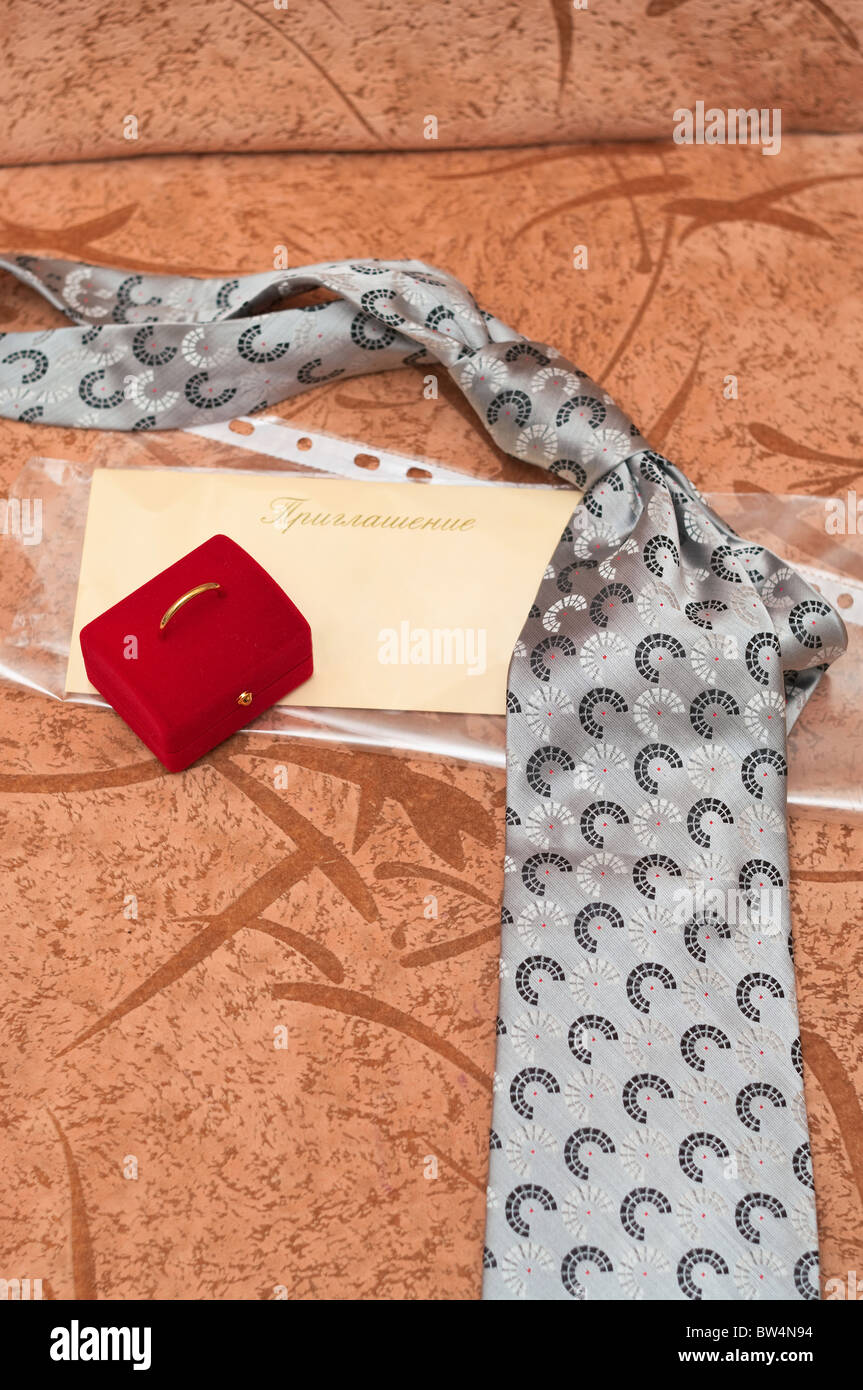 Hochzeit-Stillleben von Ring, rotes Feld, Krawatte und Einladung Stockfoto