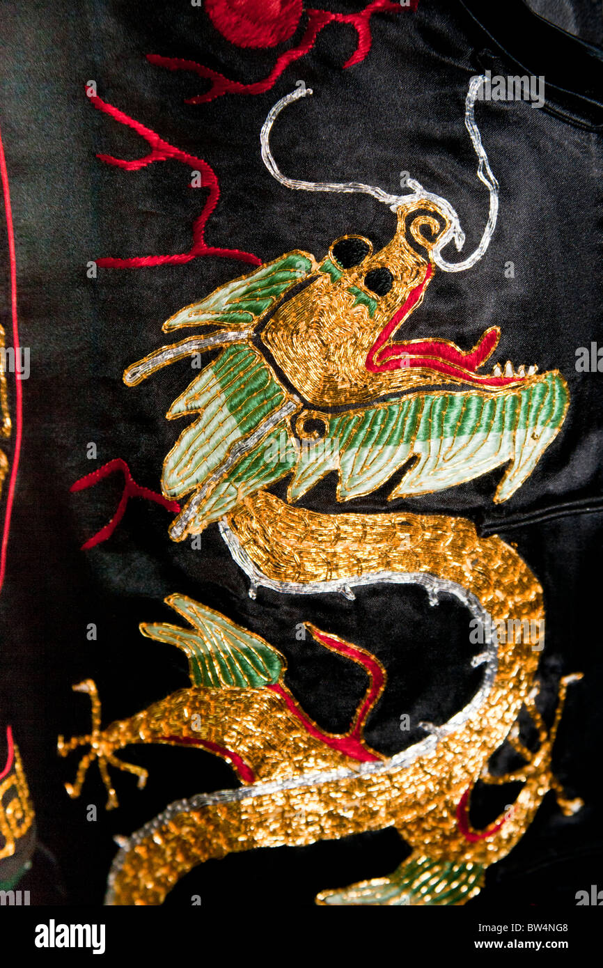 Schwarz, gold und rot Chinesisch bestickt Seide Kleid zeigt einen Drachen, zu verkaufen, China Stockfoto