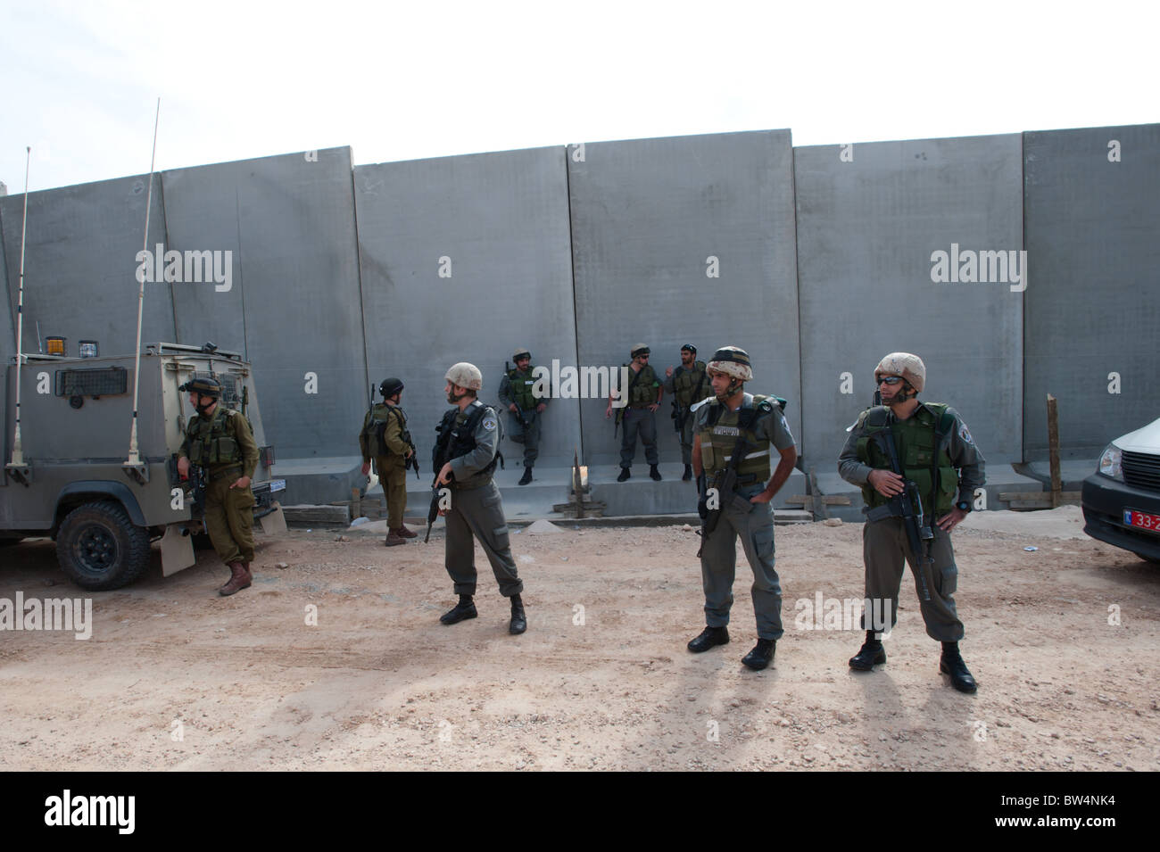 Israelische Soldaten stehen vor der israelischen Sperranlage droht der Westbank-Stadt von Al-Walaje einzukreisen. Stockfoto