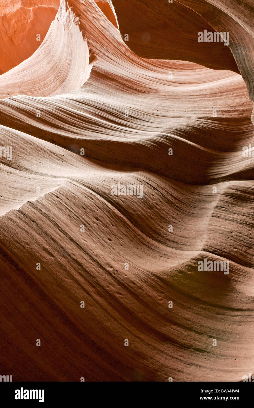 Abstrakte Schattierungen von Orange und Vermillion erstellt durch die Sonne reflektiert auf dem Navajo-Sandstein im Antelope Canyon Page, Arizona Stockfoto