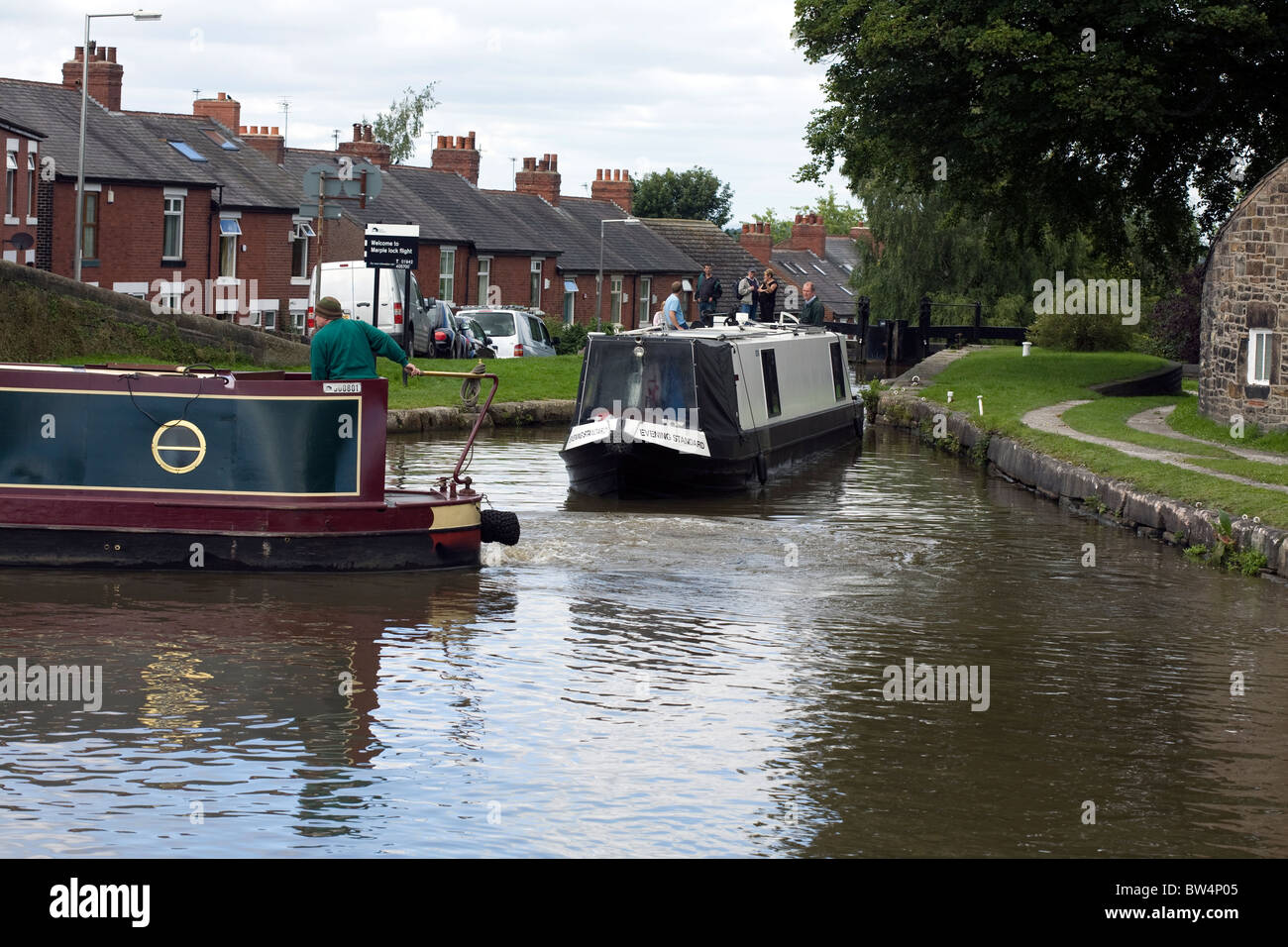 Schmale Boote am Marple Schlösser an der Kreuzung von The Peak Forest Canal und Macclesfield Kanal Marple Cheshire Stockfoto