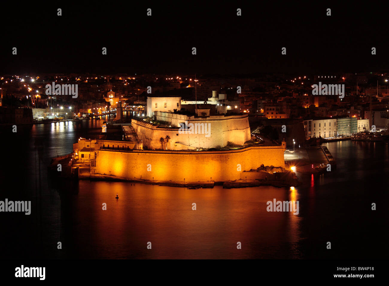 Fort St. Angelo in den Grand Harbour von Malta, Europa, bei Nacht. Der maltesischen Geschichte. Historische Gebäude und militärische Architektur. Stockfoto