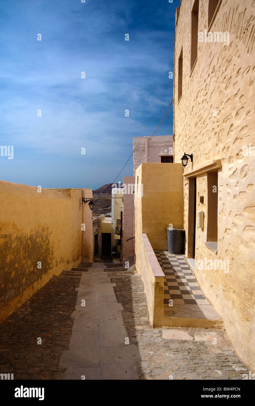 Kleine Gasse außerhalb St-George katholischen Ccathedral in Ano Syros, auf den griechischen Kykladen Insel Syros. Stockfoto