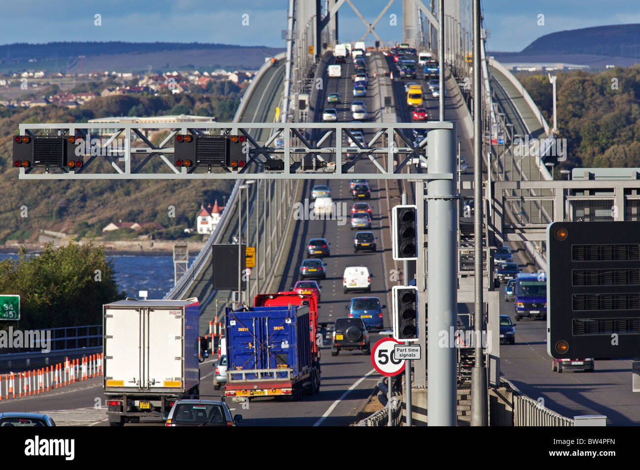 Verkehr auf die Forth Road Bridge, Edinburgh, Schottland aussehende Nord Stockfoto