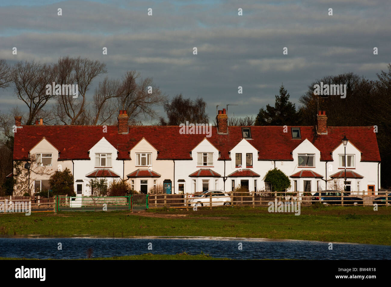 Weiße Reihe Häuser mit roten Ziegeldächern übersehen Wolvercote Common, Wolvercote, Oxford Stockfoto