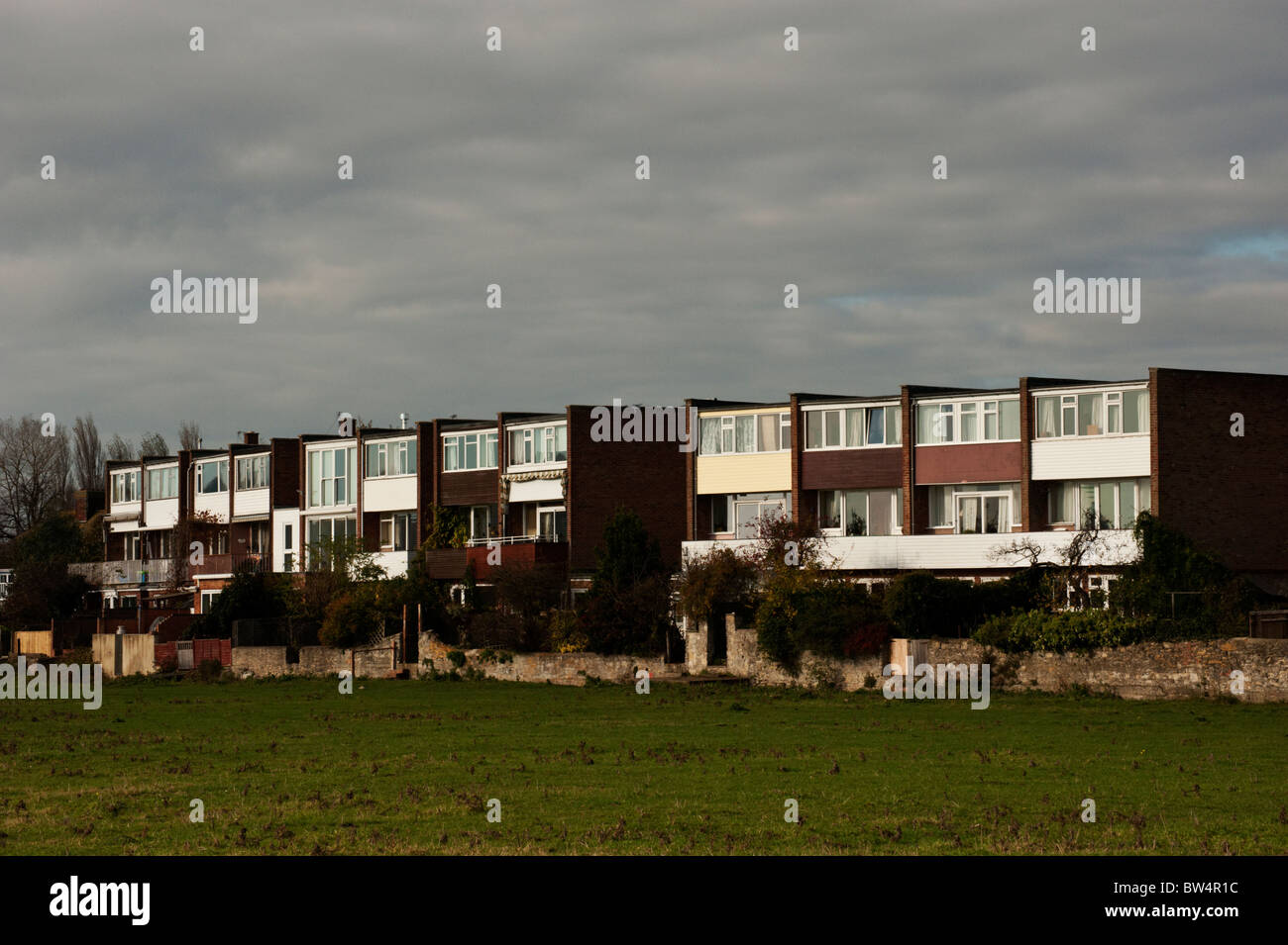 Mehrfamilienhäuser in Wolvercote mit Blick auf das Gemeinwohl Wolvercote. Stockfoto