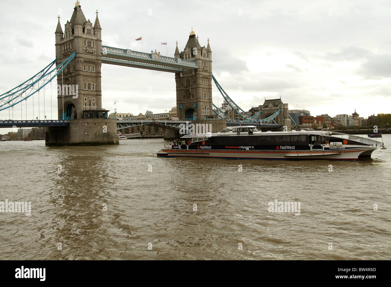 Natwesst Fluss Bus vor der Tower Bridge, London Stockfoto