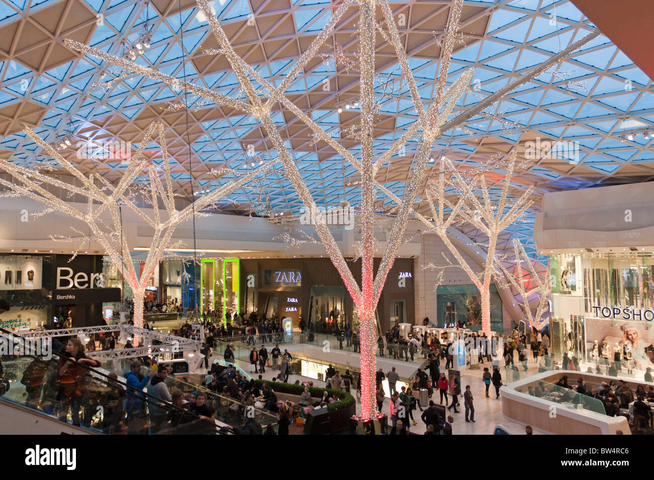 Zentrales Atrium - Westfield Shopping Center - Shepherds Bush - London Stockfoto