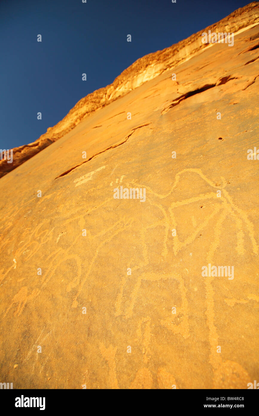 Roten Steinen Felszeichnungen Sand Berge und Wüste im Wadi Rum, Jordanien Stockfoto