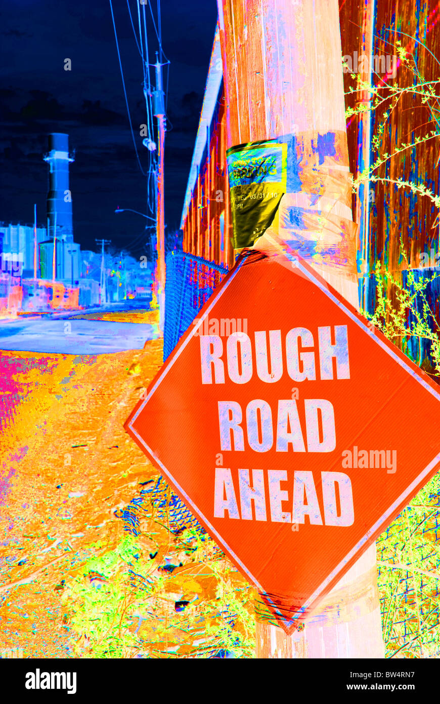 Unheilvolle Zeichen auf eine industrielle Straße in kontrastreichen übertrieben Farbe, die die Metapher "Rough Road Ahead" hinzufügt Stockfoto