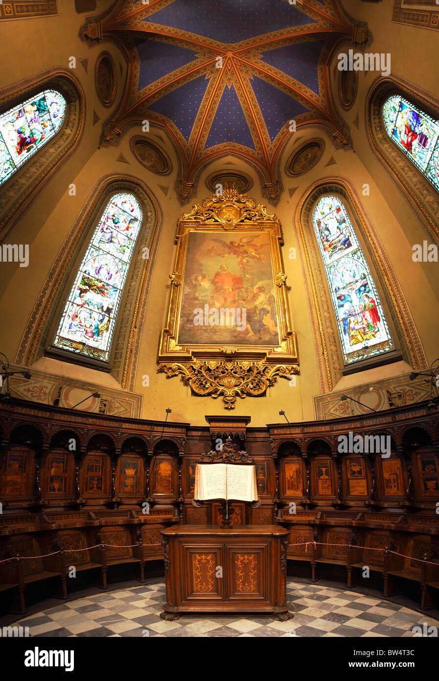 Vertikal orientierten Panorama-Bild der katholischen Kirche innen. Stockfoto