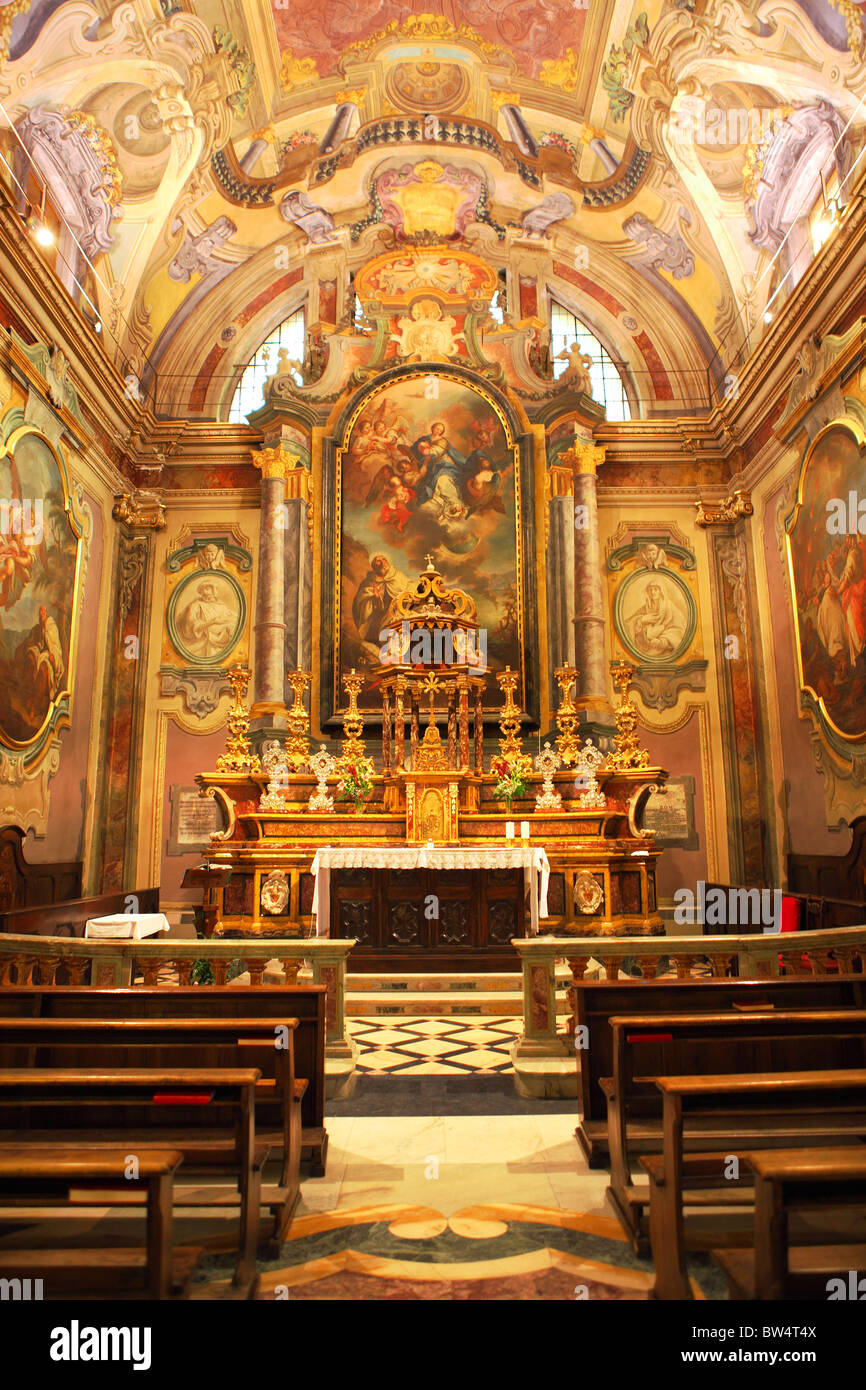 Vertikal ausgerichtete Bild der katholischen Kirche innen. Stockfoto