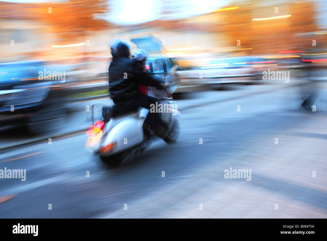 Abstrakte Foto des Motorrads auf der Straße bewegen. Stockfoto