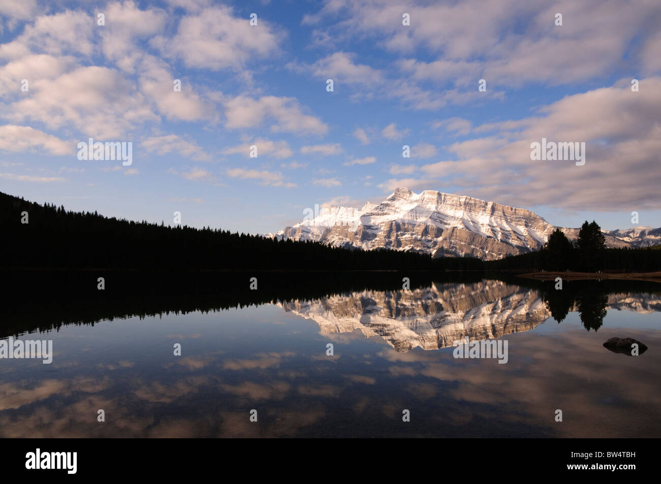 Mt Rundle aus zwei Jack Lake, Banff Nationalpark Stockfoto